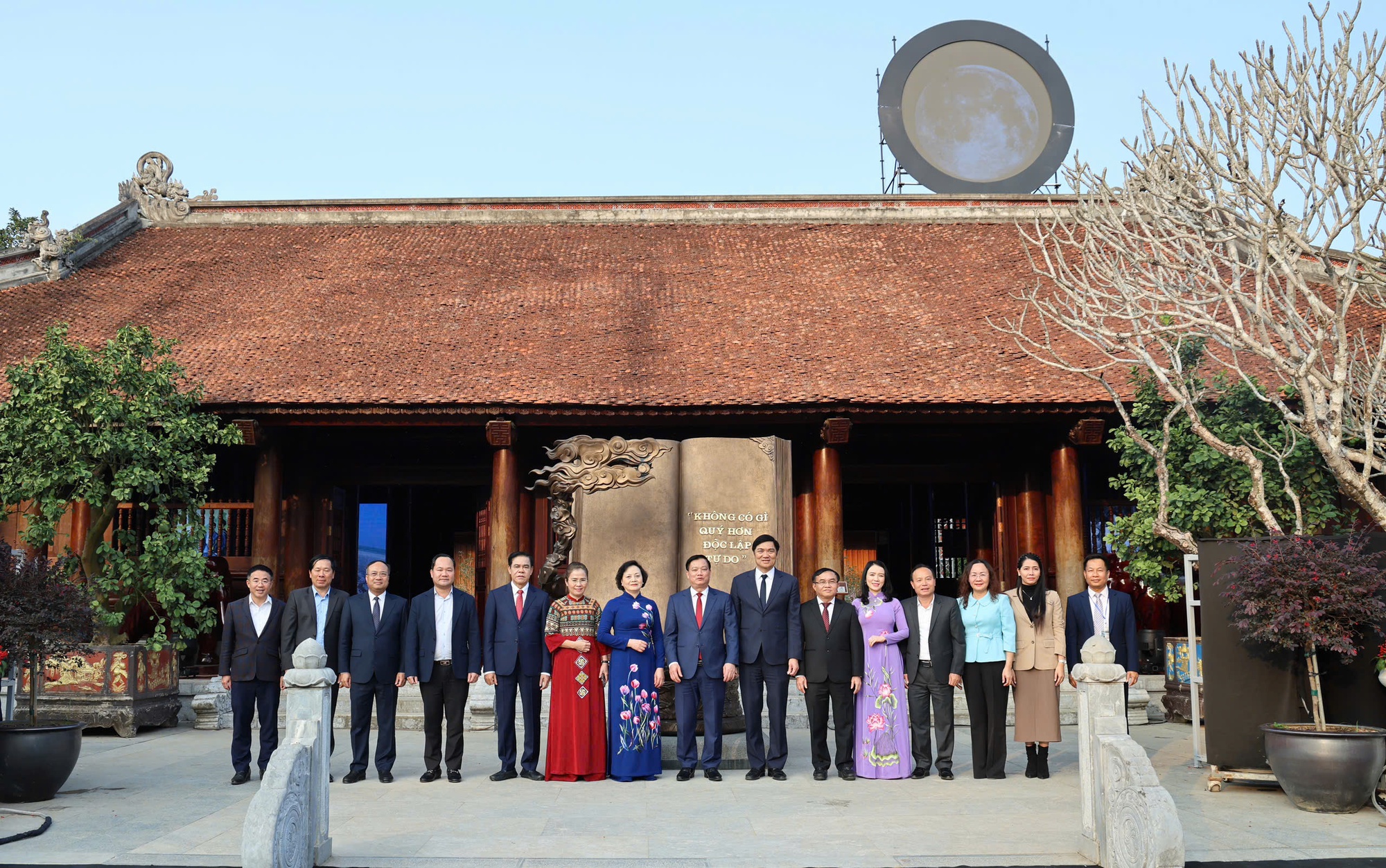 Phó Thủ tướng Phạm Thị Thanh Trà dâng hương tưởng niệm Chủ tịch Hồ Chí Minh tại Khu di tích Kim Liên- Ảnh 4. Phó Thủ tướng Phạm Thị Thanh Trà dâng hương tưởng niệm Chủ tịch Hồ Chí Minh tại Khu di tích Kim Liên- Ảnh 4.