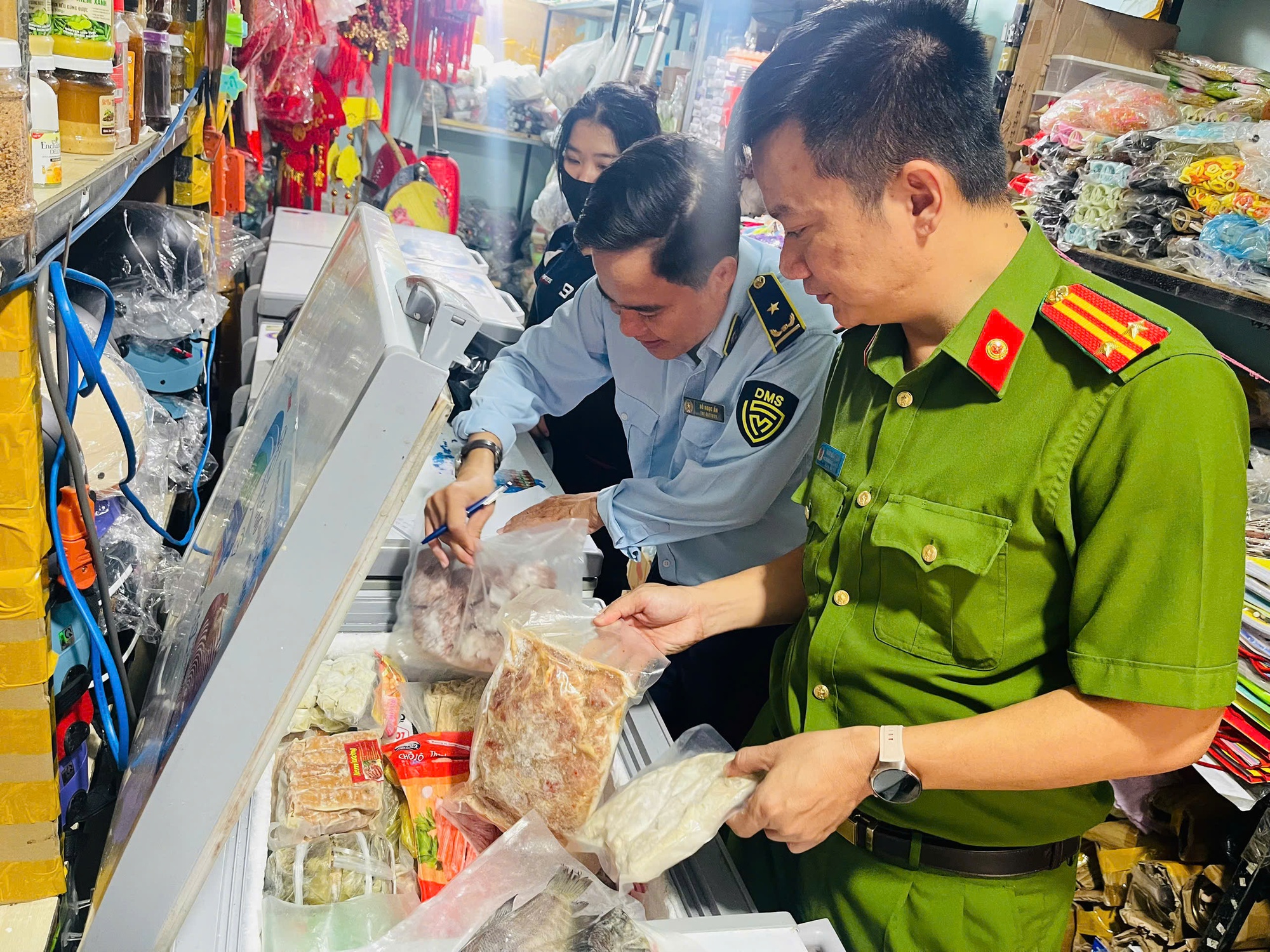 Cần Thơ mở cao điểm chống buôn lậu, gian lận thương mại, bảo vệ thị trường dịp Tết 2026- Ảnh 1.