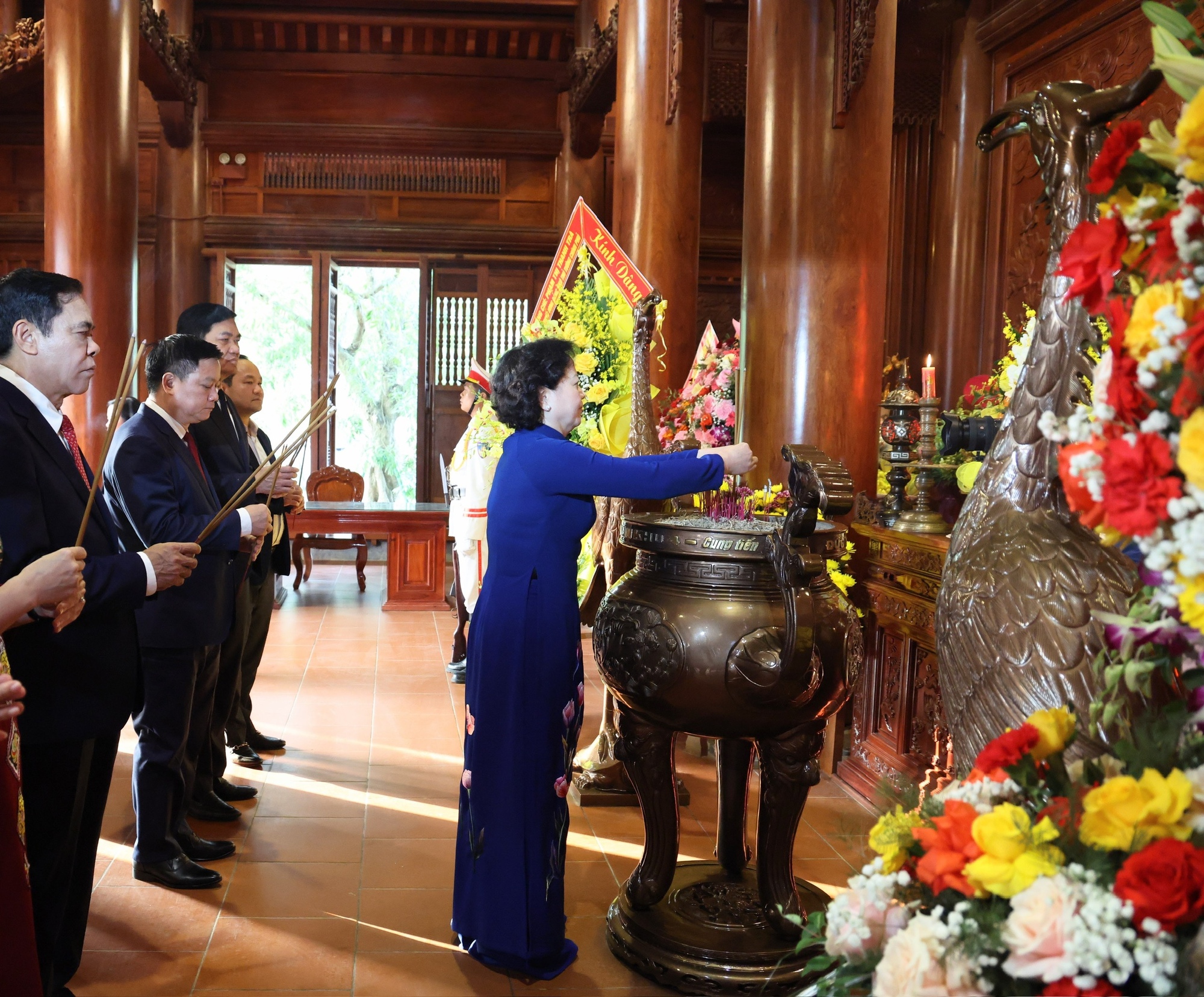 Phó Thủ tướng Phạm Thị Thanh Trà dâng hương tưởng niệm Chủ tịch Hồ Chí Minh tại Khu di tích Kim Liên- Ảnh 2. Phó Thủ tướng Phạm Thị Thanh Trà dâng hương tưởng niệm Chủ tịch Hồ Chí Minh tại Khu di tích Kim Liên- Ảnh 2.