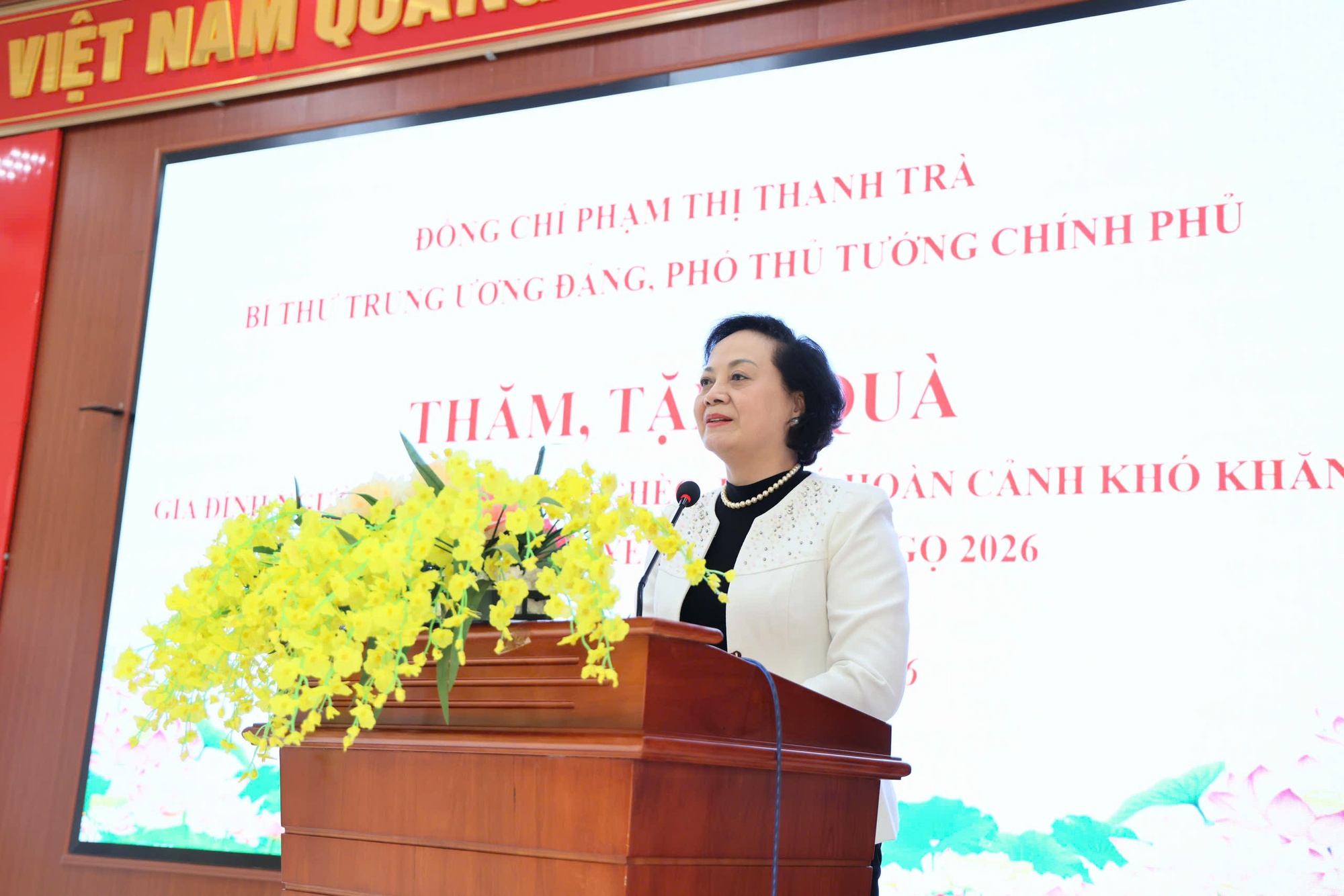 Phó Thủ tướng Phạm Thị Thanh Trà thăm, tặng quà Tết người có công, hộ nghèo, hộ khó khăn tại Nghệ An- Ảnh 1.