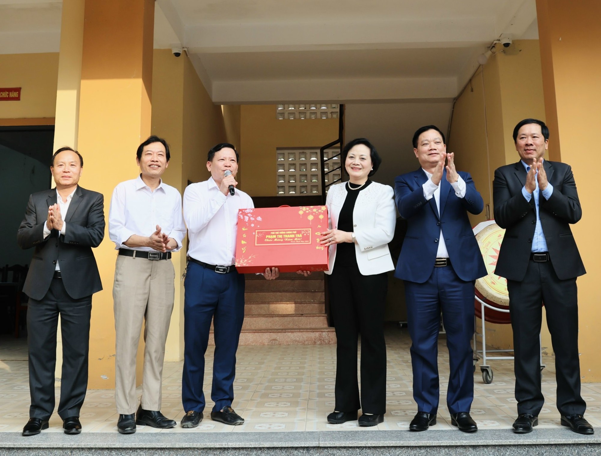 Phó Thủ tướng Phạm Thị Thanh Trà thăm, tặng quà Tết người có công, hộ nghèo, hộ khó khăn tại Nghệ An- Ảnh 8.