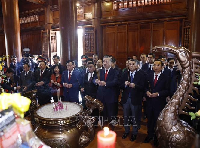 Tổng Bí thư Tô Lâm dâng hương tưởng niệm Chủ tịch Hồ Chí Minh tại Nghệ An- Ảnh 2. Tổng Bí thư Tô Lâm dâng hương tưởng niệm Chủ tịch Hồ Chí Minh tại Nghệ An- Ảnh 2.