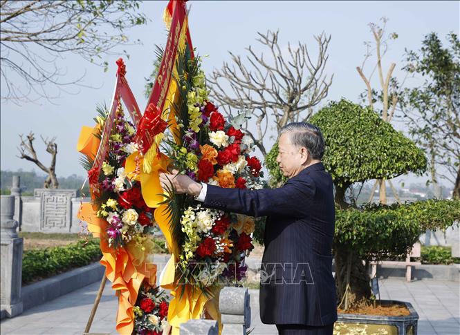 Tổng Bí thư Tô Lâm dâng hương tưởng niệm các Tổng Bí thư Trần Phú và Hà Huy Tập tại Hà Tĩnh- Ảnh 2.