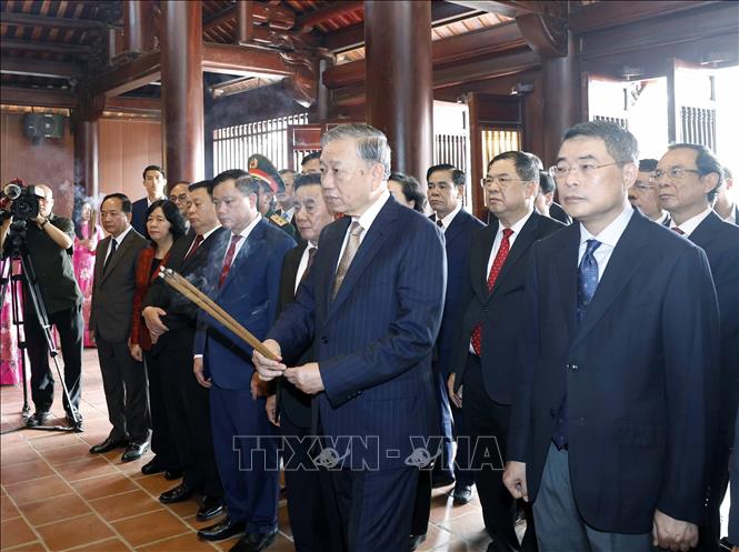 Tổng Bí thư Tô Lâm dâng hương tưởng niệm Chủ tịch Hồ Chí Minh tại Nghệ An- Ảnh 1. Tổng Bí thư Tô Lâm dâng hương tưởng niệm Chủ tịch Hồ Chí Minh tại Nghệ An- Ảnh 1.