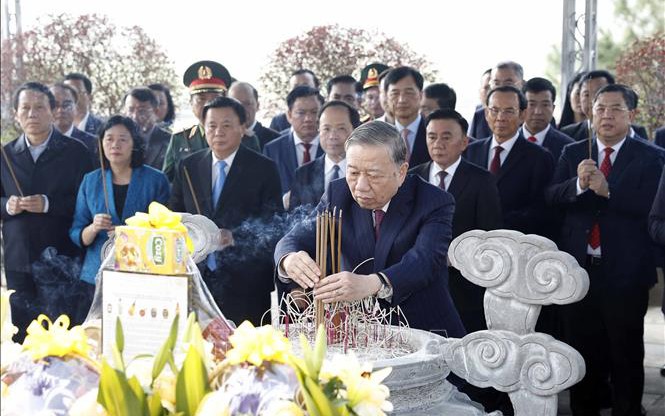 Tổng Bí thư Tô Lâm dâng hương tưởng niệm các Tổng Bí thư Trần Phú và Hà Huy Tập tại Hà Tĩnh