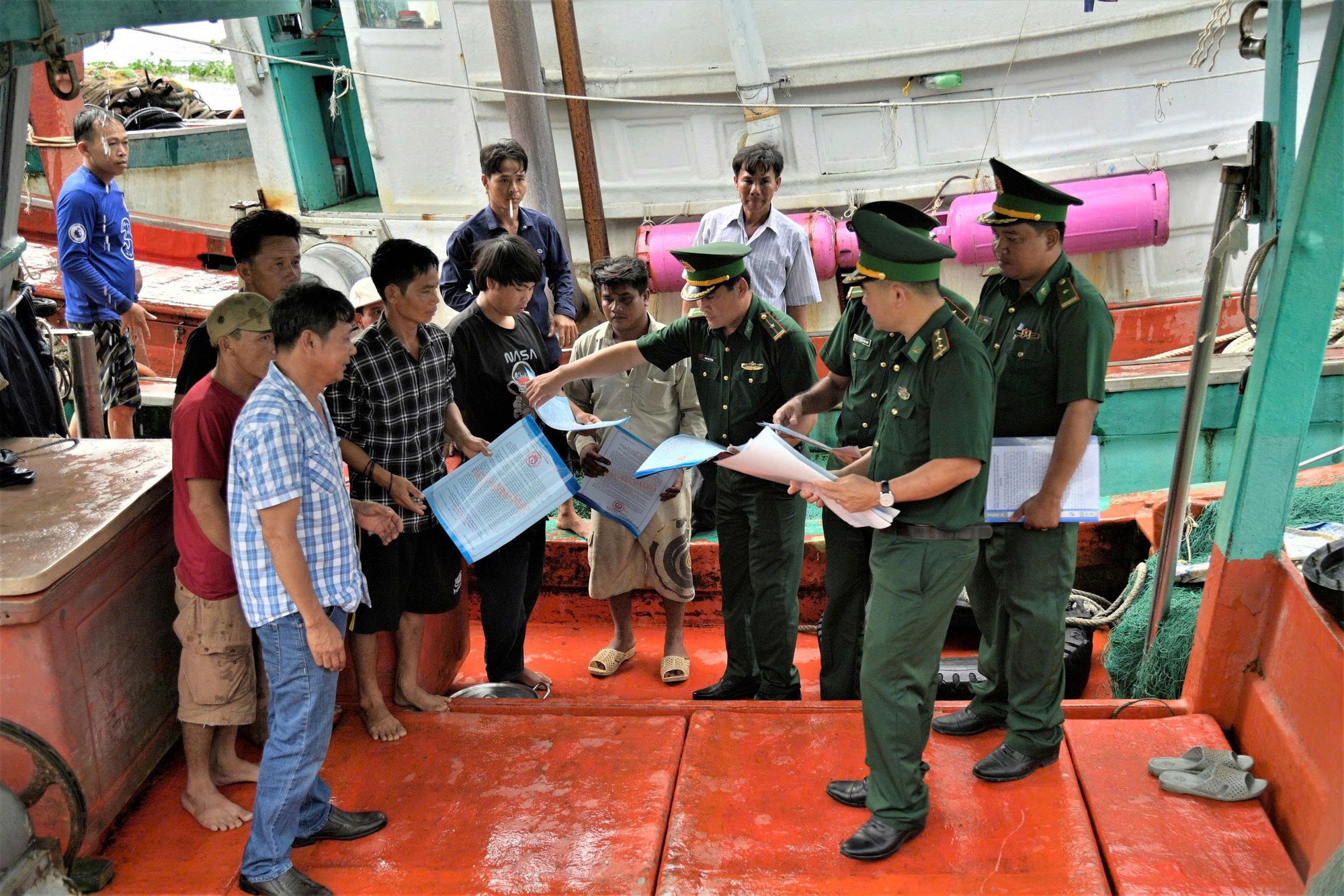 Giữ vững biên giới, tạo thế trận lòng dân: Dấu ấn Bộ đội Biên phòng An Giang- Ảnh 2.