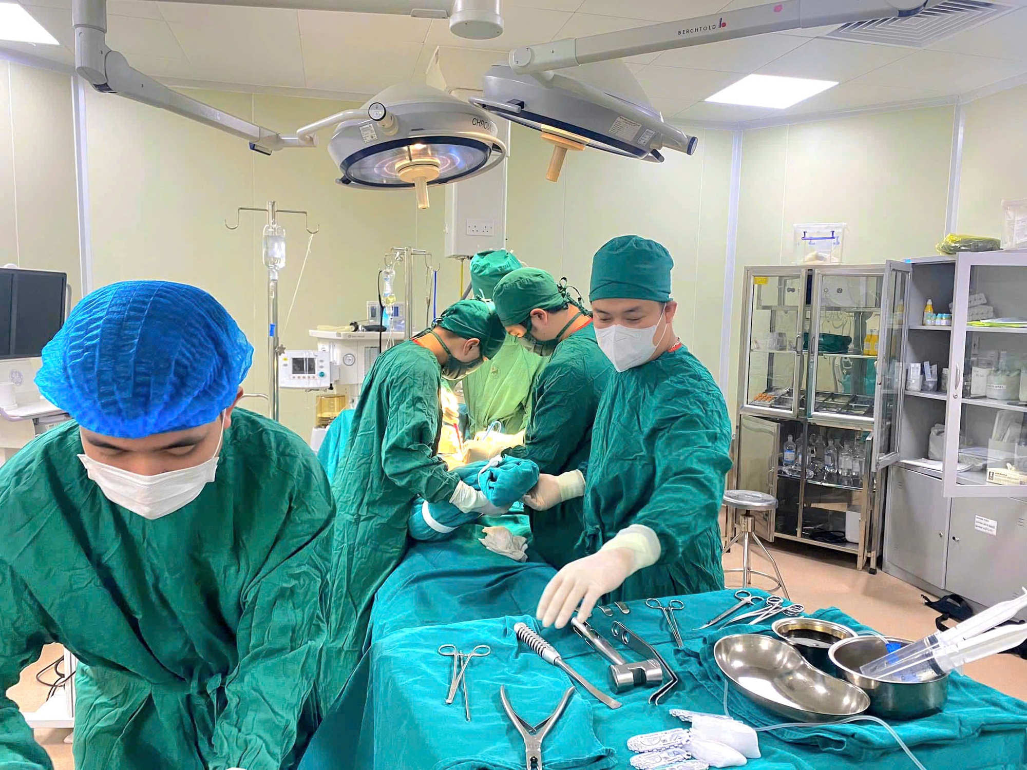 Ca mổ "đặc biệt" cứu cụ bà 101 tuổi bị gãy liên mấu chuyển xương đùi- Ảnh 1.