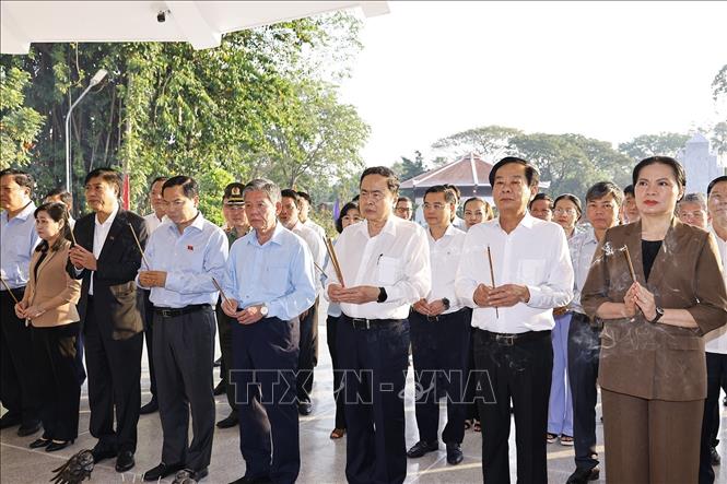 Chủ tịch Quốc hội Trần Thanh Mẫn dâng hương, viếng mộ Cụ Phó bảng Nguyễn Sinh Sắc- Ảnh 2.