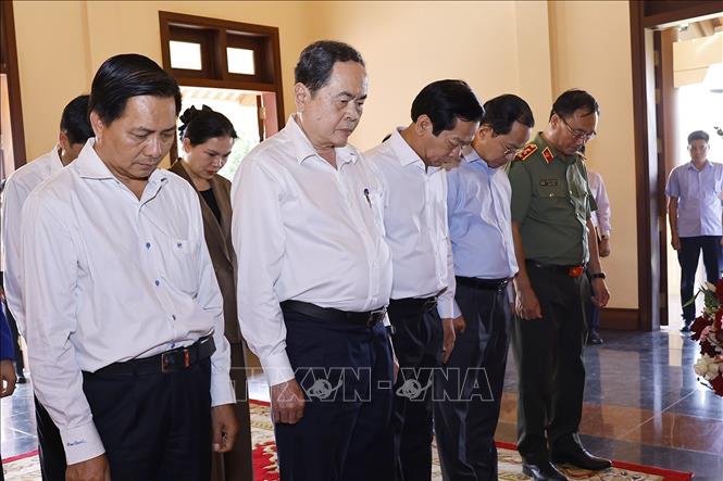 Chủ tịch Quốc hội Trần Thanh Mẫn dâng hương tưởng nhớ các lãnh đạo Đảng, Nhà nước- Ảnh 3. Chủ tịch Quốc hội Trần Thanh Mẫn dâng hương tưởng nhớ các lãnh đạo Đảng, Nhà nước- Ảnh 3.