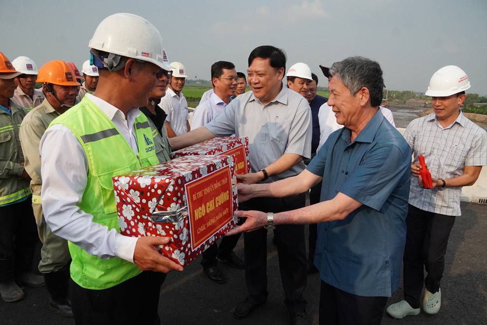 Lãnh đạo tỉnh Đồng Tháp kiểm tra và tặng quà công nhân thi công cao tốc- Ảnh 2.