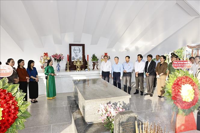 Chủ tịch Quốc hội Trần Thanh Mẫn dâng hương, viếng mộ Cụ Phó bảng Nguyễn Sinh Sắc- Ảnh 4.