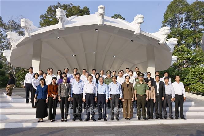 Chủ tịch Quốc hội Trần Thanh Mẫn dâng hương, viếng mộ Cụ Phó bảng Nguyễn Sinh Sắc- Ảnh 5.