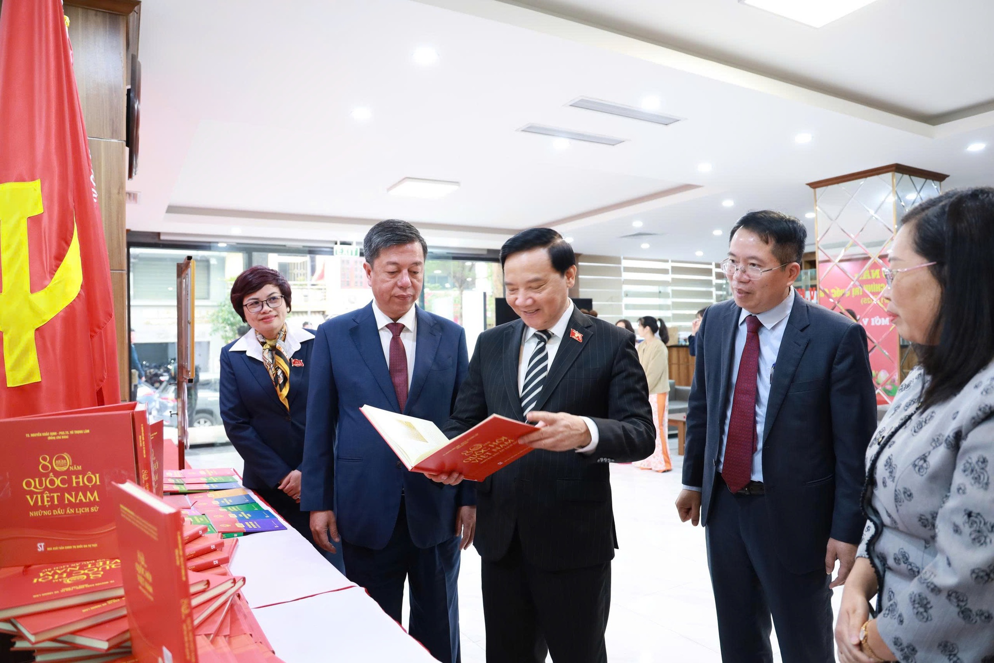 Ra mắt cuốn sách '80 năm Quốc hội Việt Nam - Những dấu ấn lịch sử'- Ảnh 1. Ra mắt cuốn sách '80 năm Quốc hội Việt Nam - Những dấu ấn lịch sử'- Ảnh 1.