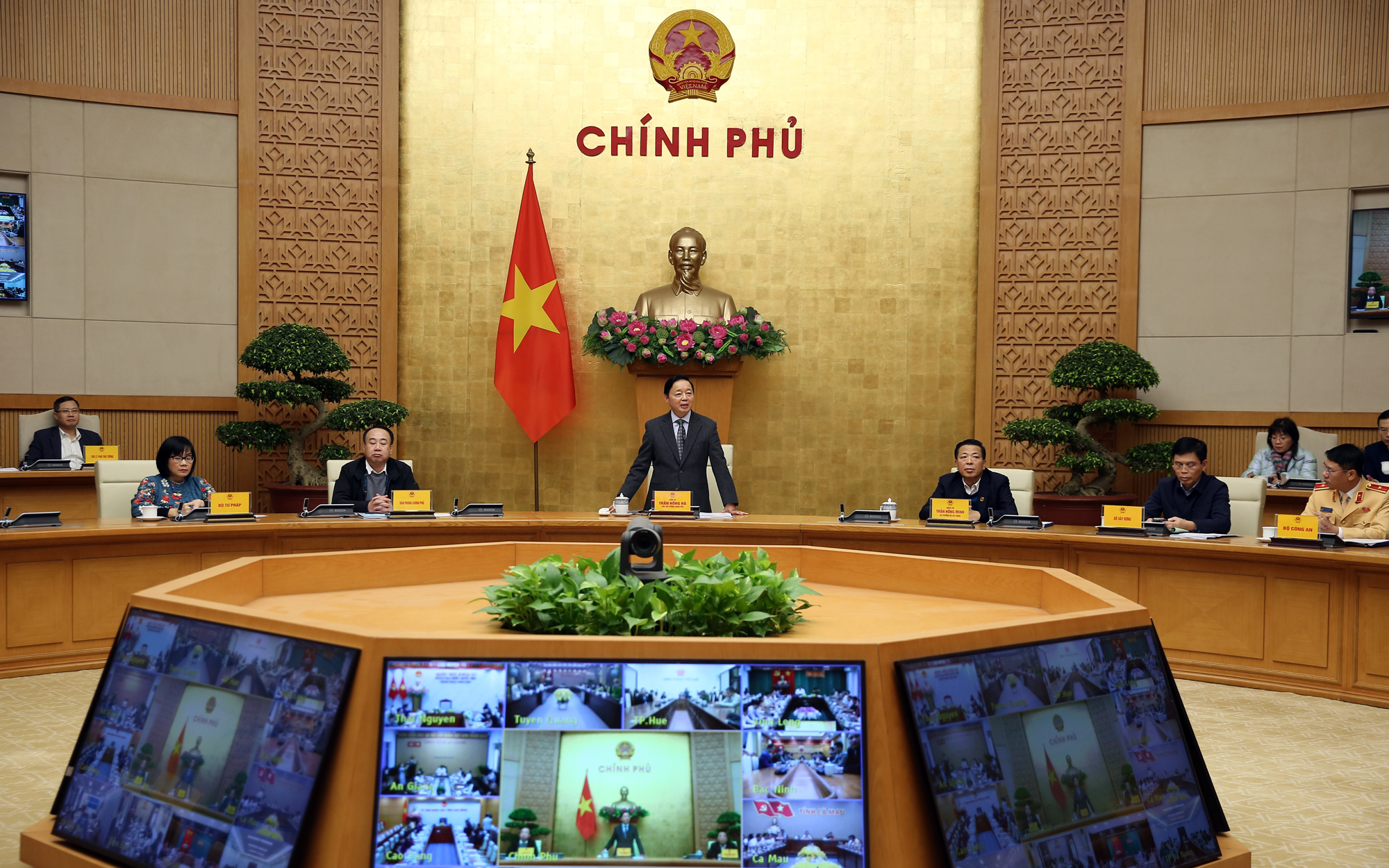 ATGT phải đáp ứng mong muốn giản dị của người dân 'ra khỏi nhà và trở về bình yên'- Ảnh 1. ATGT phải đáp ứng mong muốn giản dị của người dân 'ra khỏi nhà và trở về bình yên'- Ảnh 1.