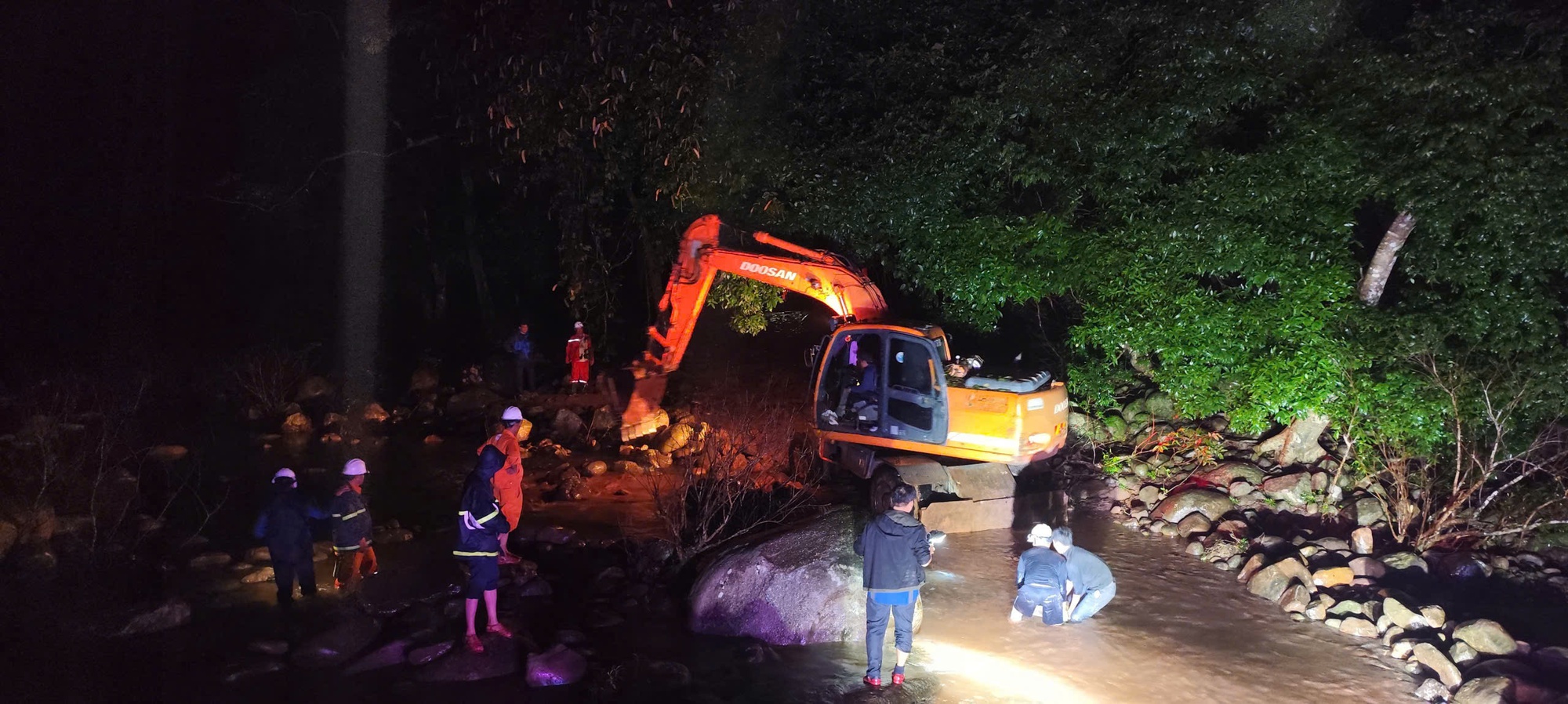 EVN vượt tiến độ, xóa 129 'vùng lõm' điện- Ảnh 1.