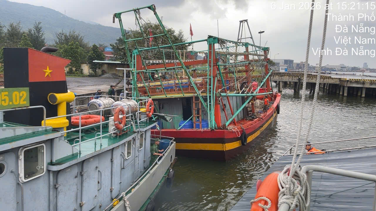 BĐBP Đà Nẵng kịp thời cứu 6 ngư dân trên tàu cá bị phá nước- Ảnh 1.