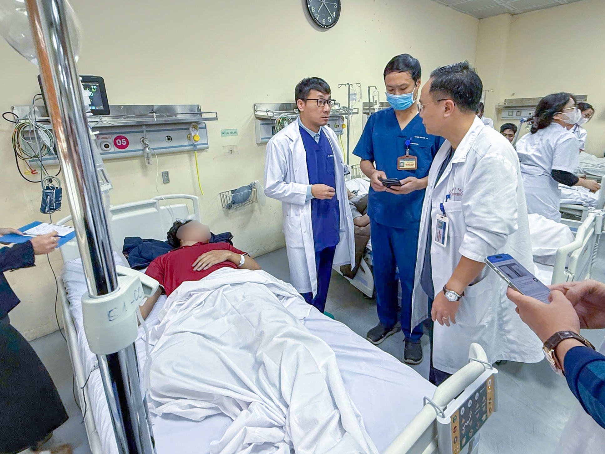 Cấp cứu kịp thời 15 nạn nhân vụ cháy nhà 3 tầng ở phường Nghĩa Đô, Hà Nội- Ảnh 2.