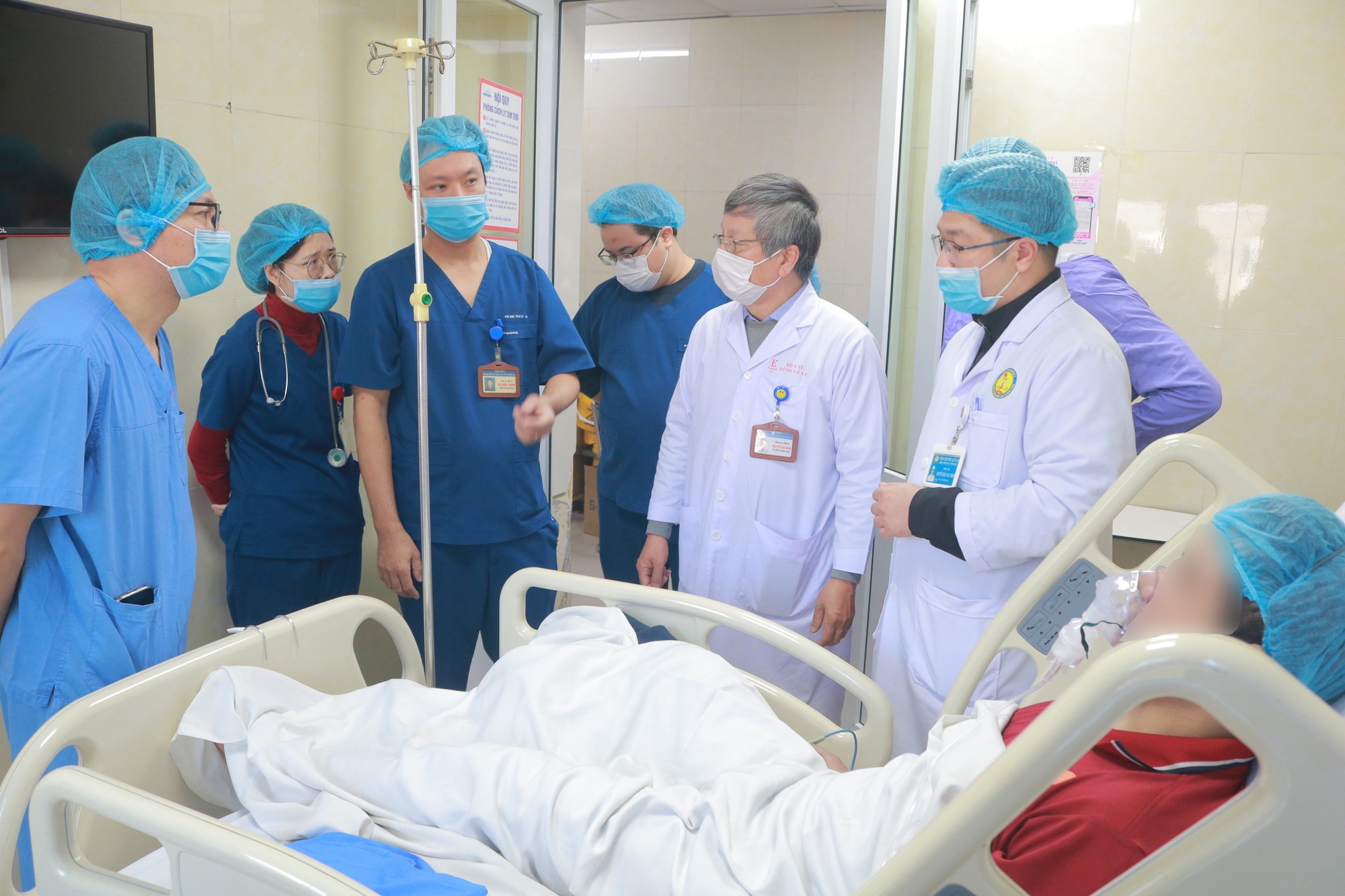 Cấp cứu kịp thời 15 nạn nhân vụ cháy nhà 3 tầng ở phường Nghĩa Đô, Hà Nội- Ảnh 1.