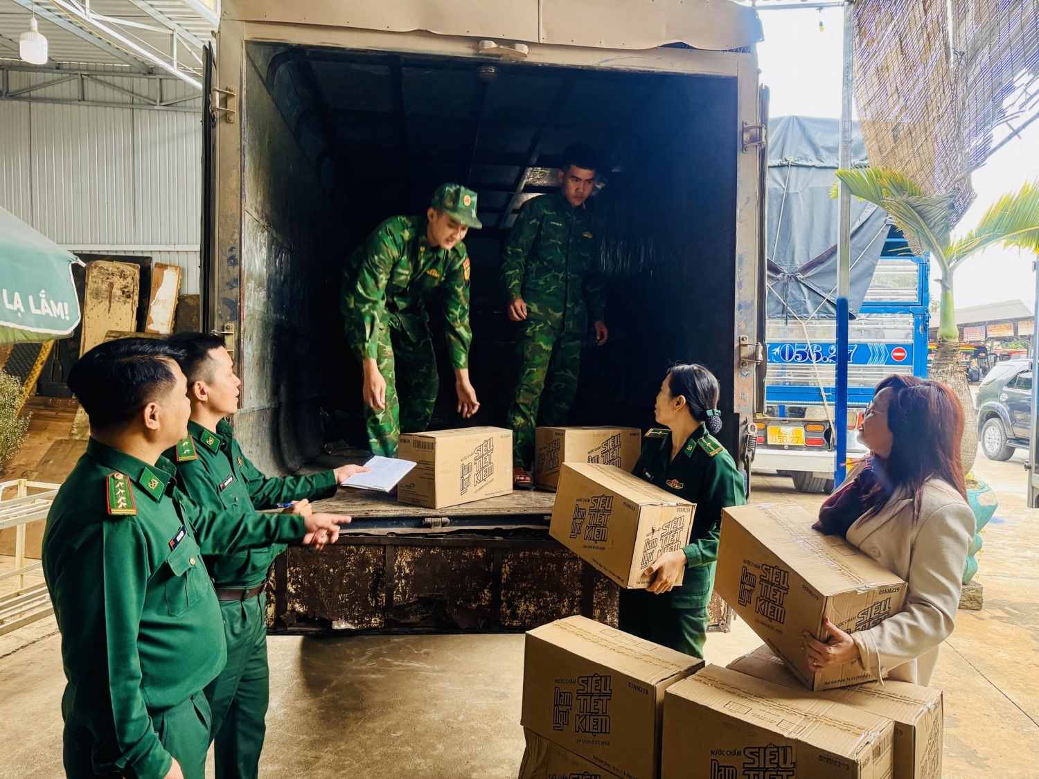 Masan: Mang Tết ấm áp đến quân và dân vùng biên giới- Ảnh 1. Masan: Mang Tết ấm áp đến quân và dân vùng biên giới- Ảnh 1.