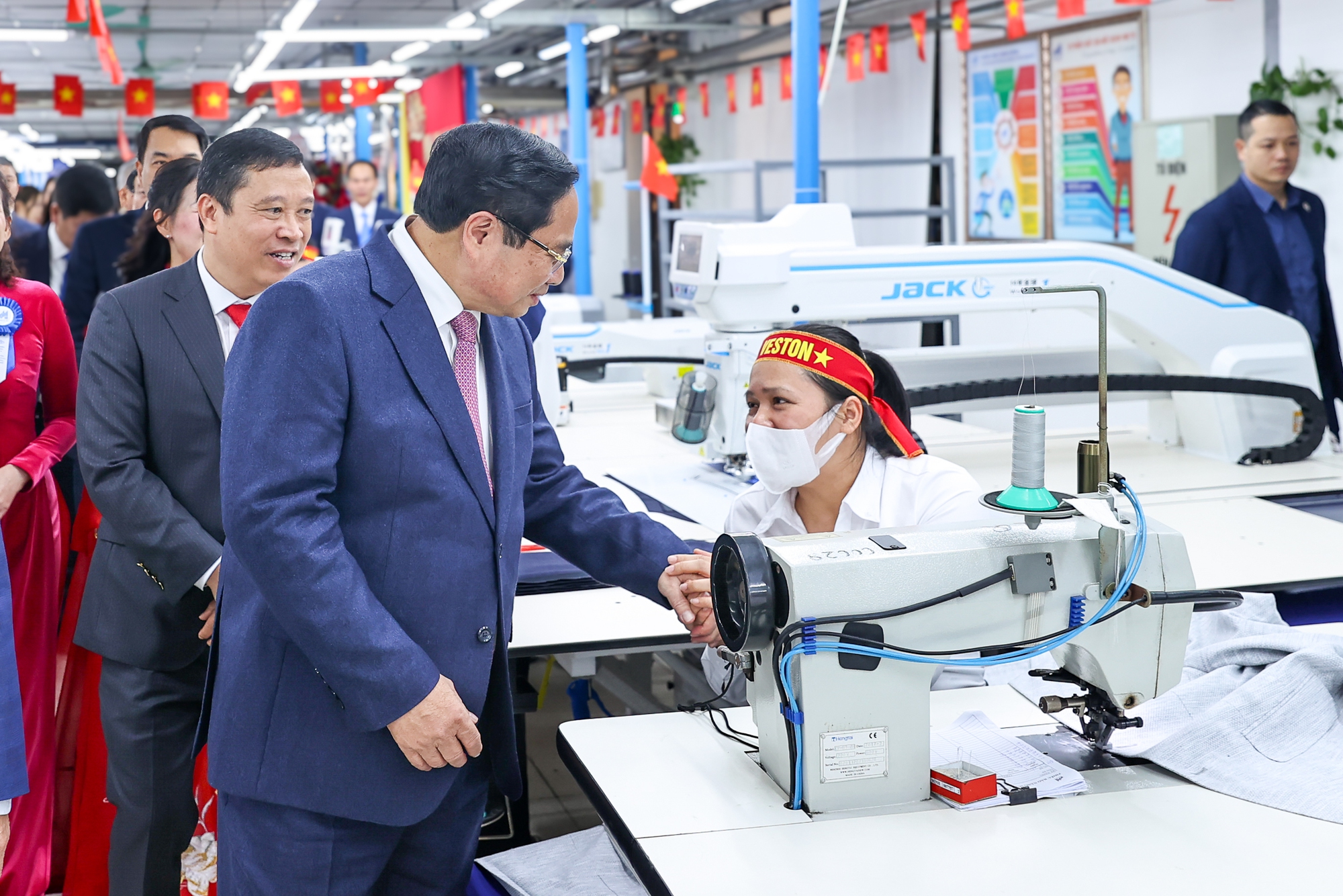 Thủ tướng: Phát triển ngành công nghiệp thời trang, biến dệt may Việt Nam thành thương hiệu toàn cầu- Ảnh 2.