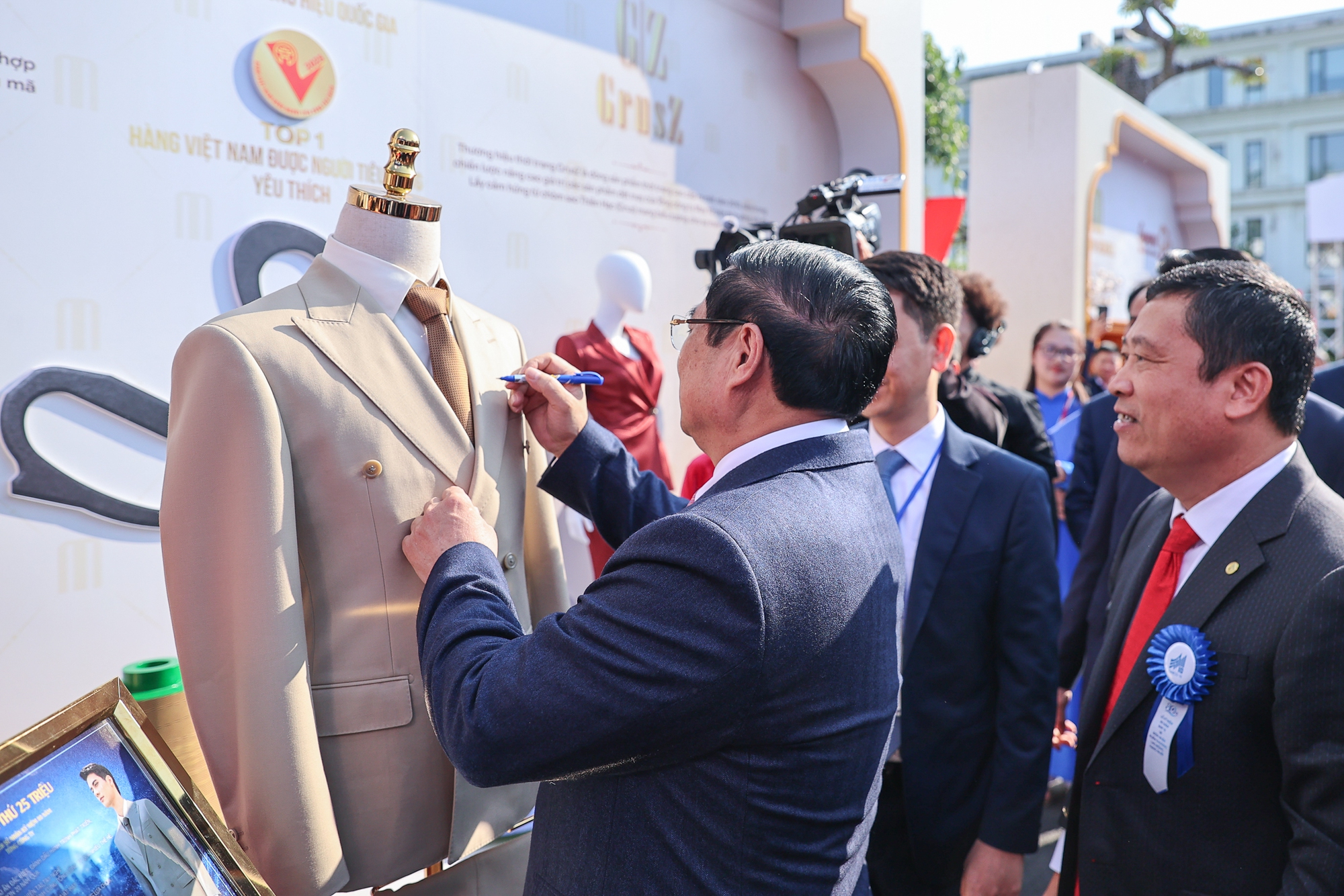 Thủ tướng: Phát triển ngành công nghiệp thời trang, biến dệt may Việt Nam thành thương hiệu toàn cầu- Ảnh 4.