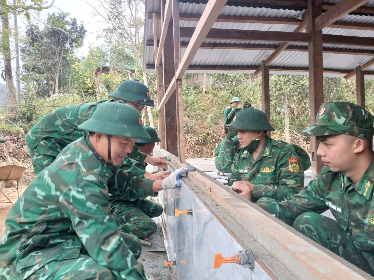 Bộ đội biên phòng Đà Nẵng hoàn thành 'Chiến dịch Quang Trung', bàn giao nhà cho các hộ dân vùng biên giới- Ảnh 5. Bộ đội biên phòng Đà Nẵng hoàn thành 'Chiến dịch Quang Trung', bàn giao nhà cho các hộ dân vùng biên giới- Ảnh 5.