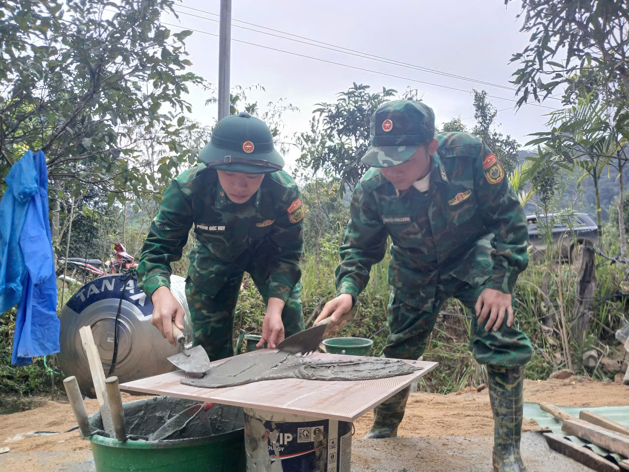Bộ đội biên phòng Đà Nẵng hoàn thành 'Chiến dịch Quang Trung', bàn giao nhà cho các hộ dân vùng biên giới- Ảnh 3. Bộ đội biên phòng Đà Nẵng hoàn thành 'Chiến dịch Quang Trung', bàn giao nhà cho các hộ dân vùng biên giới- Ảnh 3.