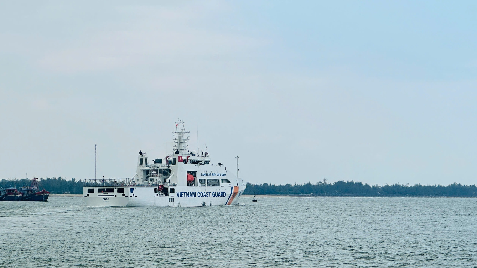 Tàu cảnh sát biển xuất quân làm nhiệm vụ trực Tết trên biển- Ảnh 4.