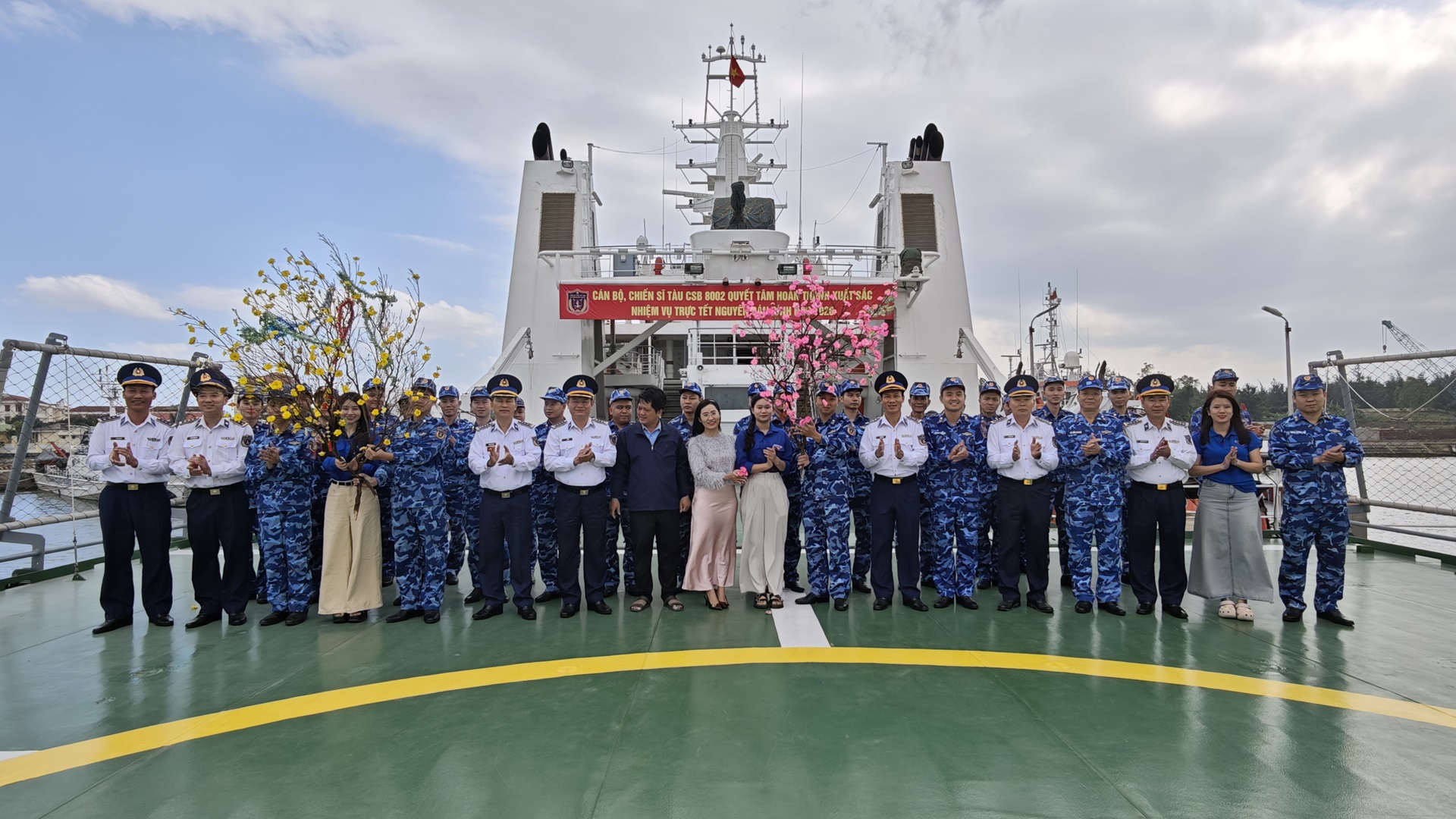 Tàu cảnh sát biển xuất quân làm nhiệm vụ trực Tết trên biển- Ảnh 1.