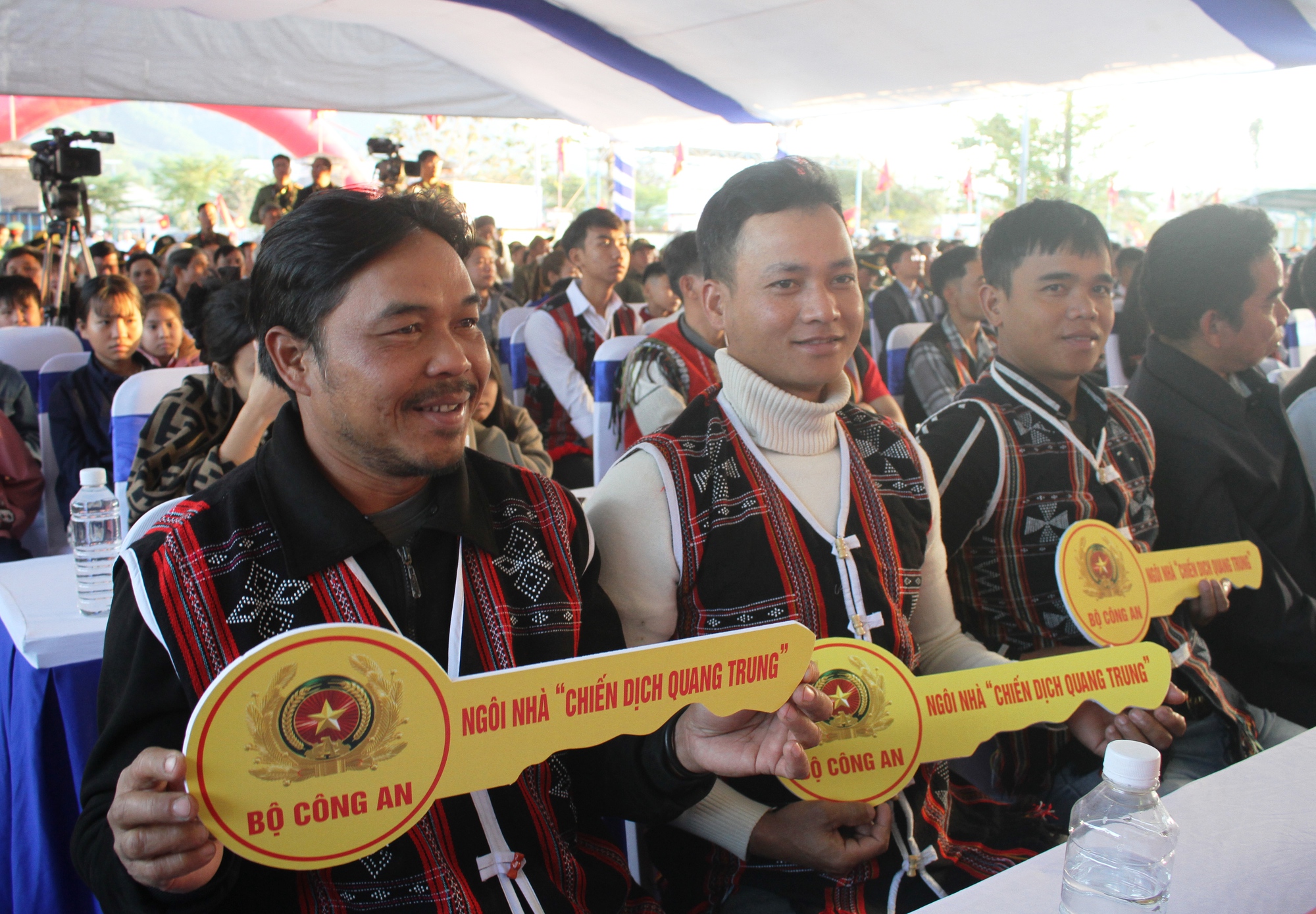 Bộ Công an tổng kết 'Chiến dịch Quang Trung': Thần tốc dựng lại 419 mái ấm cho người dân vùng bão lũ- Ảnh 1.