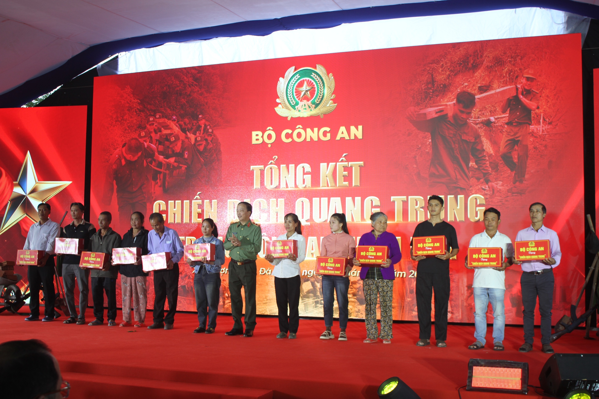 Bộ Công an tổng kết 'Chiến dịch Quang Trung': Thần tốc dựng lại 419 mái ấm cho người dân vùng bão lũ- Ảnh 2.