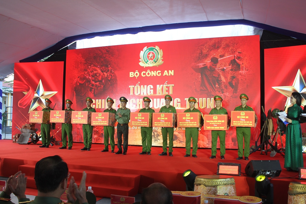 Bộ Công an tổng kết 'Chiến dịch Quang Trung': Thần tốc dựng lại 419 mái ấm cho người dân vùng bão lũ- Ảnh 6.