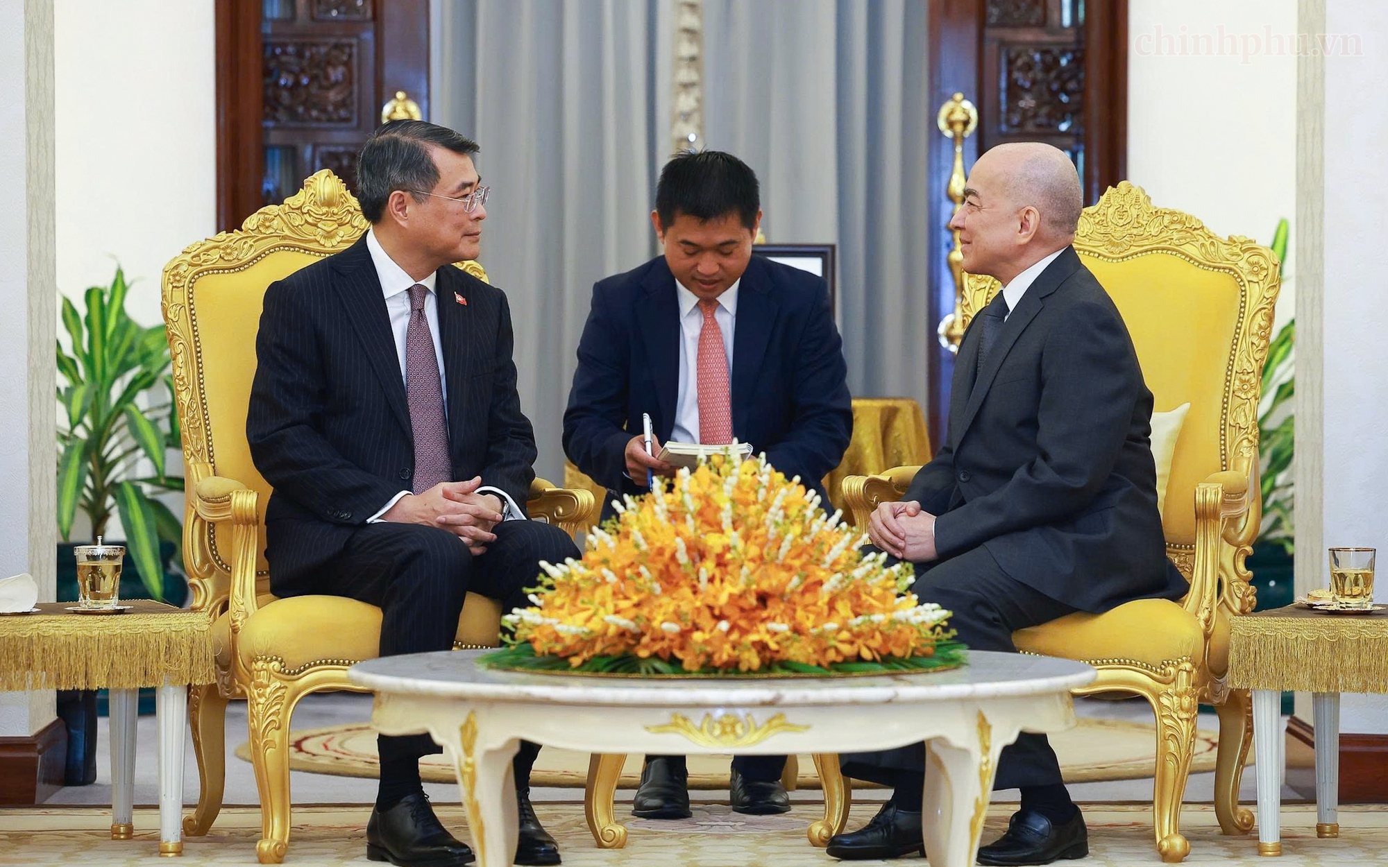 Thủ tướng Lê Minh Hưng chào Quốc vương Norodom Sihamoni và Hoàng Thái hậu Norodom Monineath Sihanouk