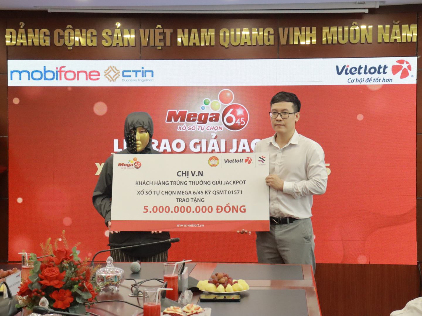 Trúng Jackpot gần 200 tỷ đồng, một phụ nữ An Giang tặng 5 tỷ làm từ thiện- Ảnh 2.