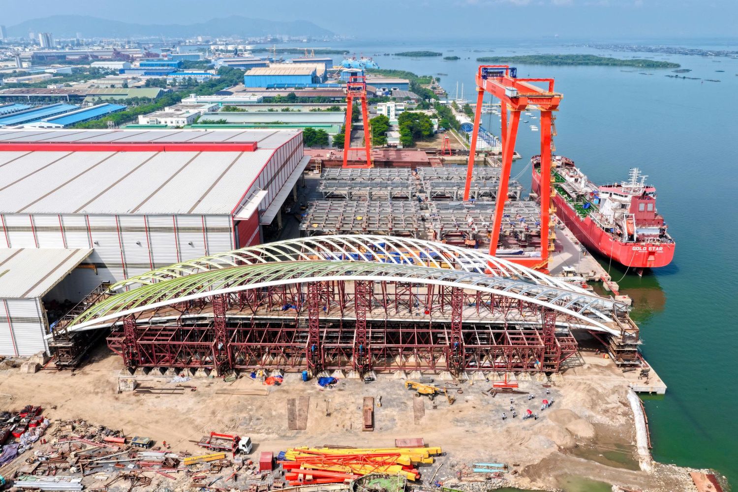 Cầu đi bộ qua sông Sài Gòn thử tải thành công, tiến gần đến giai đoạn hợp long- Ảnh 1.