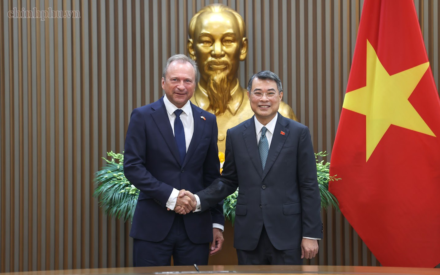 Thủ tướng tiếp Bộ trưởng Tài chính Luxembourg: Tăng cường kết nối dòng vốn từ châu Âu với Việt Nam