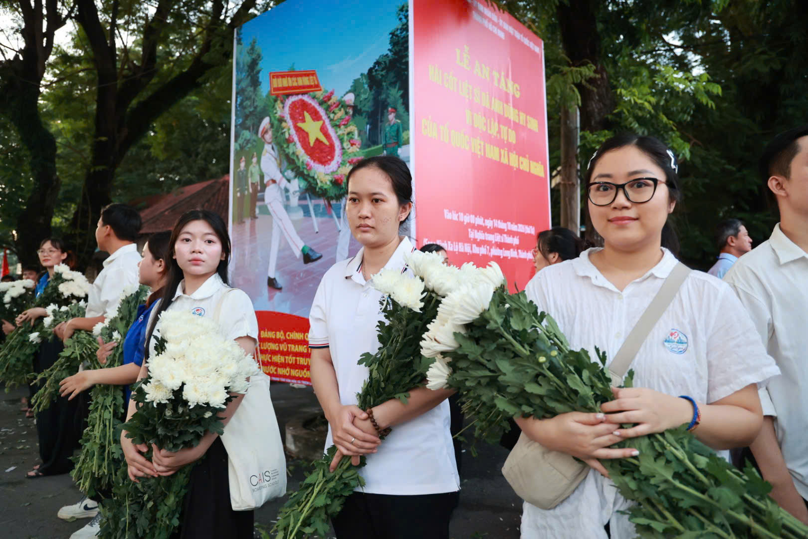 Trang nghiêm lễ viếng, truy điệu và an táng 731 hài cốt liệt sĩ tại TPHCM- Ảnh 17.
