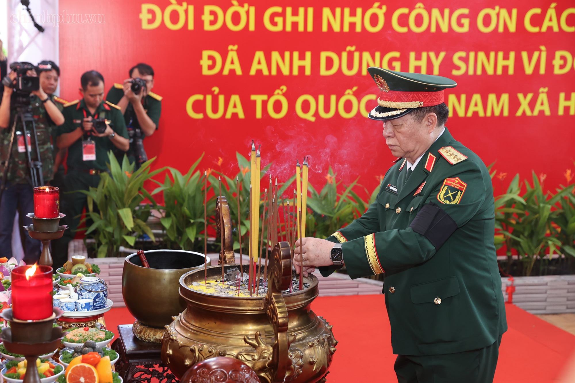 Trang nghiêm lễ viếng, truy điệu và an táng 731 hài cốt liệt sĩ tại TPHCM- Ảnh 9.