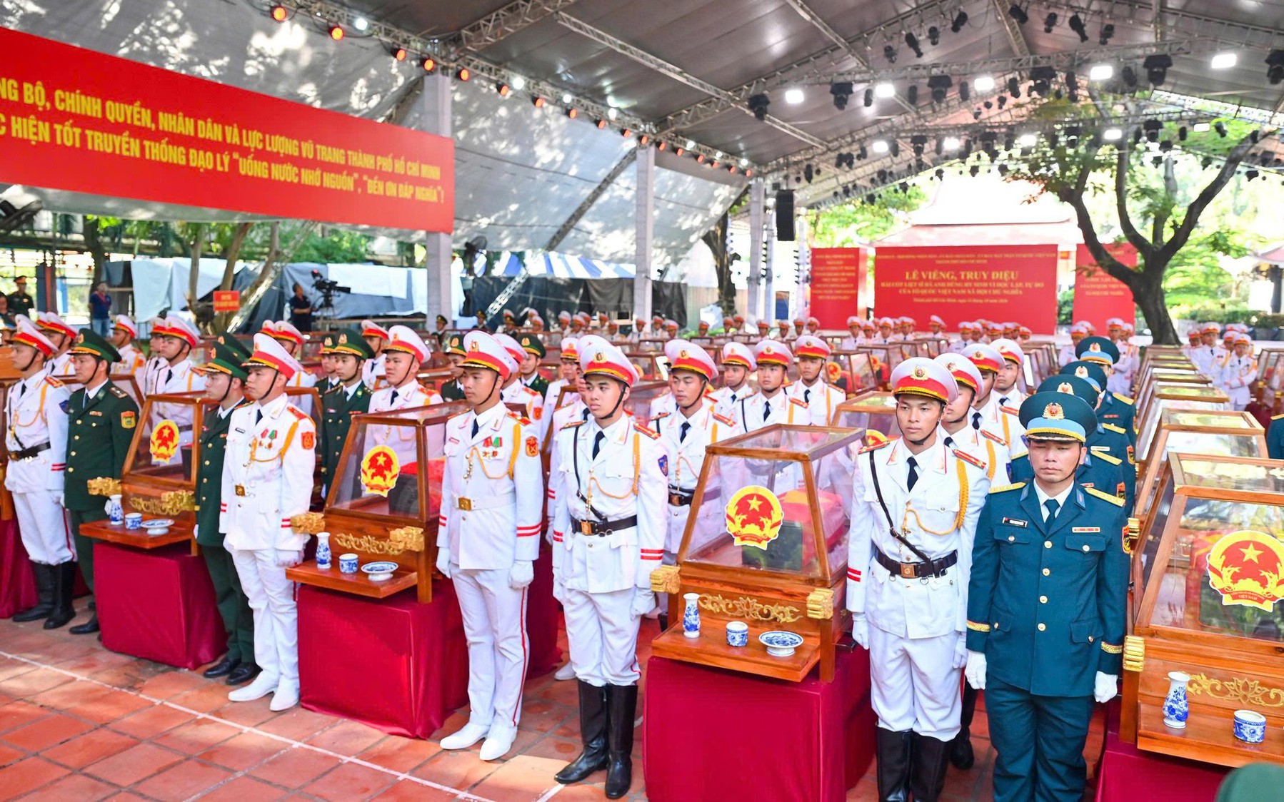 TRỰC TIẾP: Trang nghiêm lễ viếng, truy điệu và an táng 731 hài cốt liệt sĩ tại TPHCM