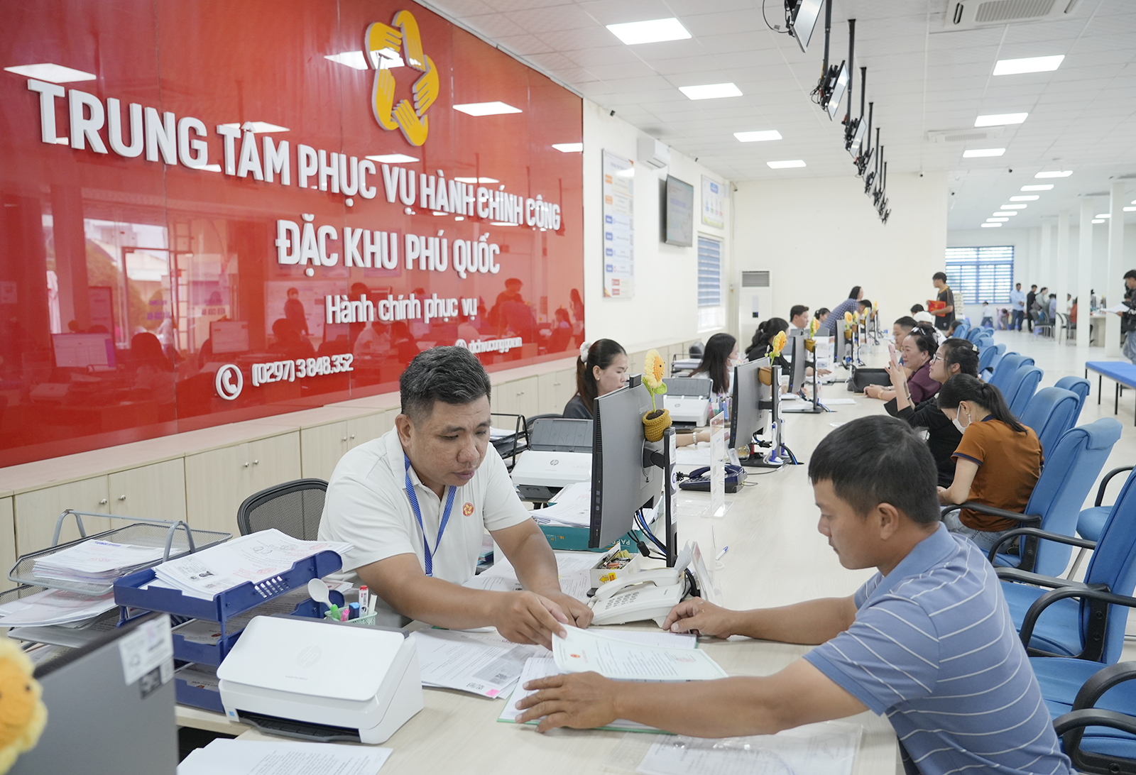 Phú Quốc: Tận tình gỡ hồ sơ khó, đặt mục tiêu dân chờ không quá 30 phút- Ảnh 1.