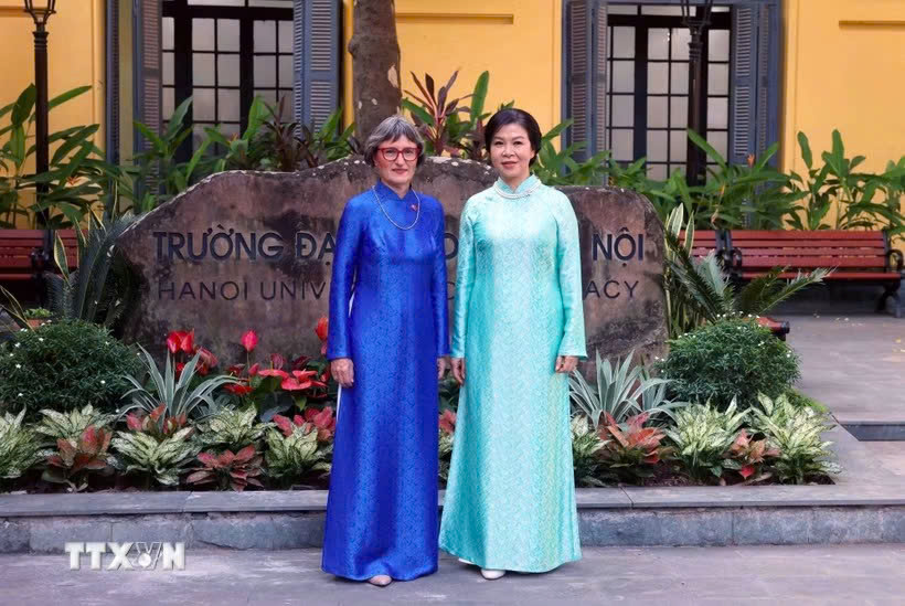 Phu nhân Tổng Bí thư, Chủ tịch nước Tô Lâm và Phu nhân Tổng thống Thụy Sĩ thăm Trường Đại học Dược Hà Nội- Ảnh 1.