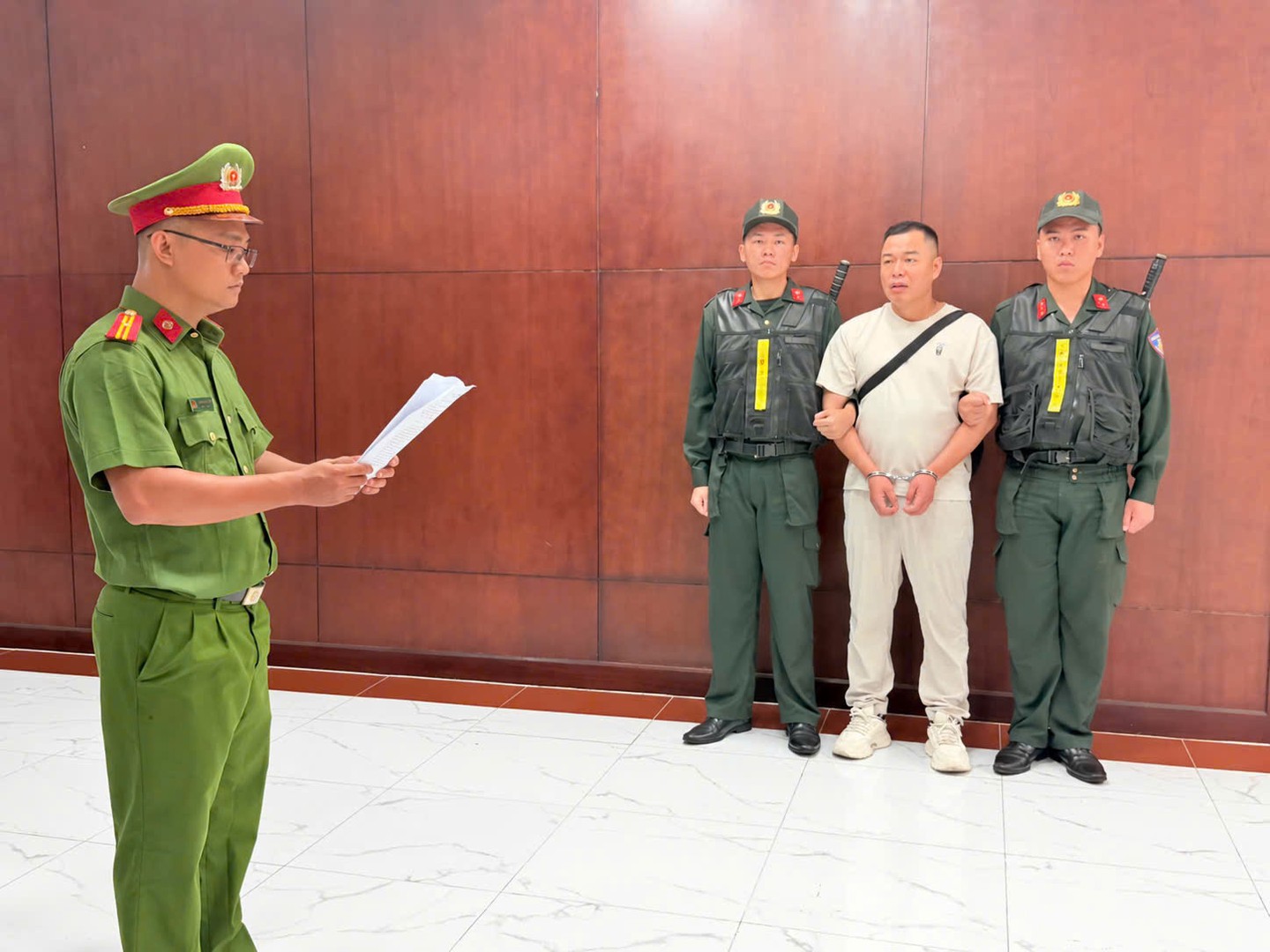 Khởi tố đối tượng sử dụng trái phép nhãn hiệu 'Hằng Du Mục' để kinh doanh táo đỏ- Ảnh 1.