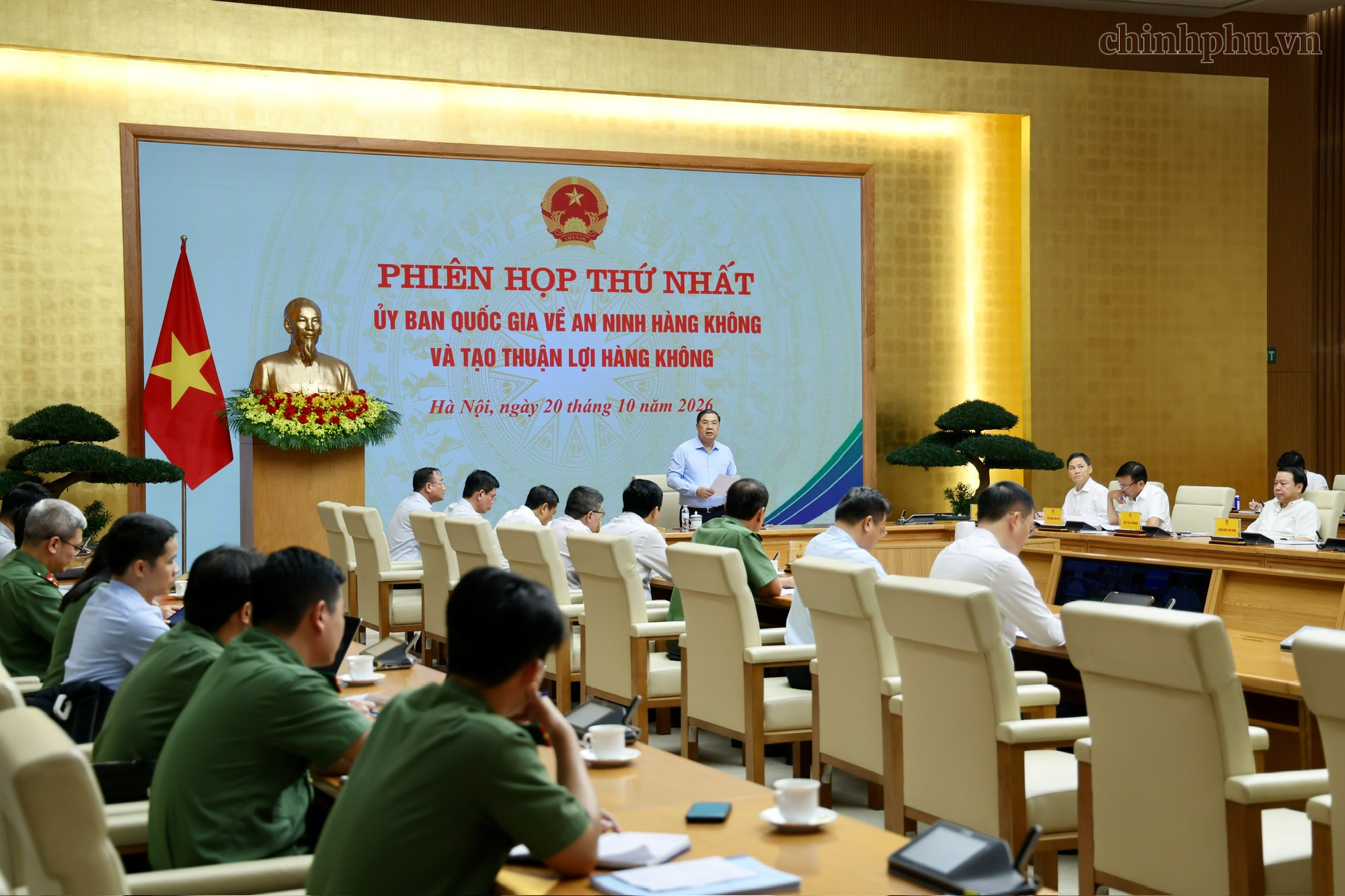 Phó Thủ tướng Thường trực: Bảo đảm tuyệt đối an ninh, an toàn, tạo thuận lợi nhất cho hàng không- Ảnh 7.