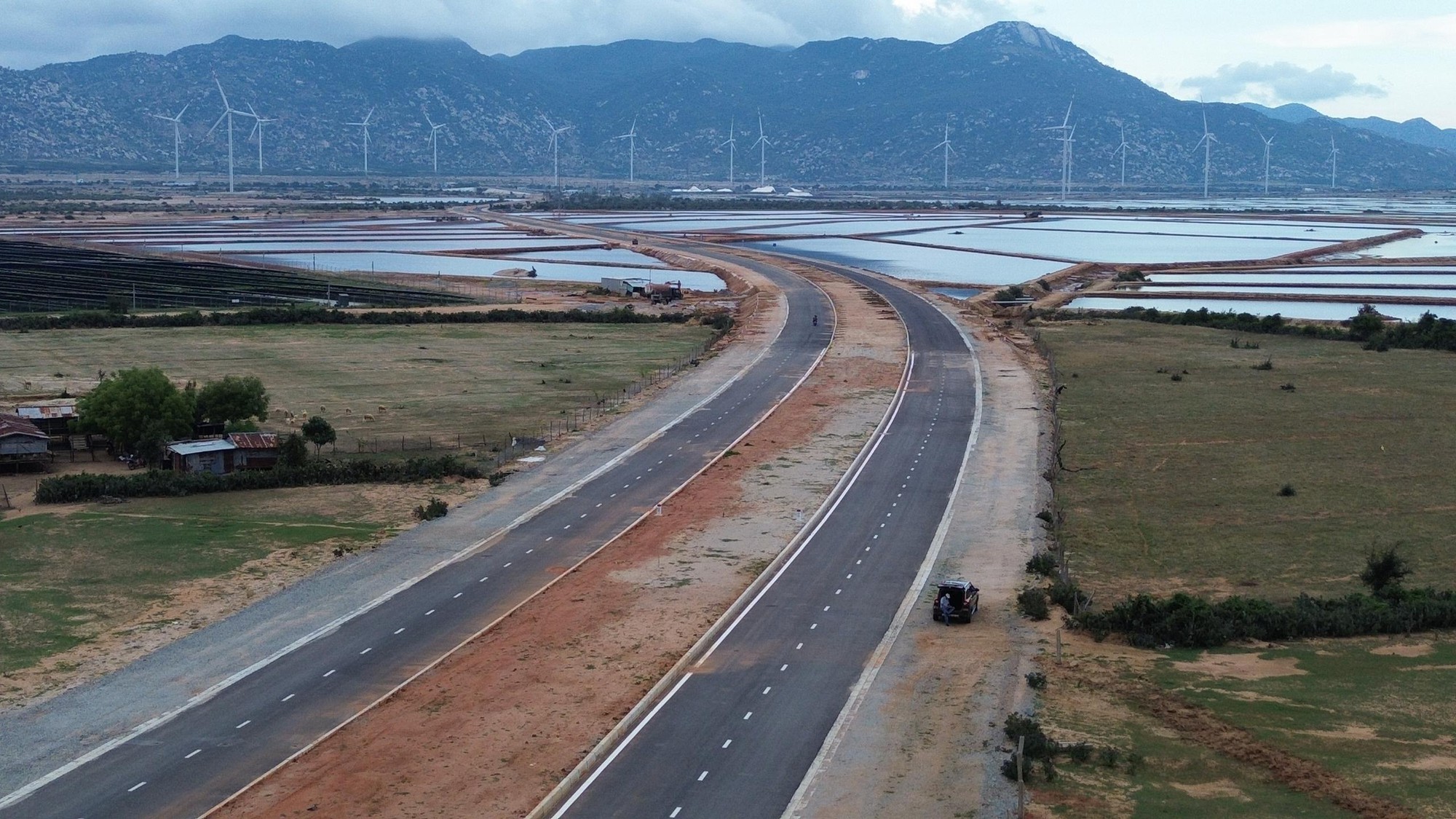 Quy định khoảng cách an toàn trên cao tốc Vĩnh Hảo - Phan Thiết- Ảnh 1.
