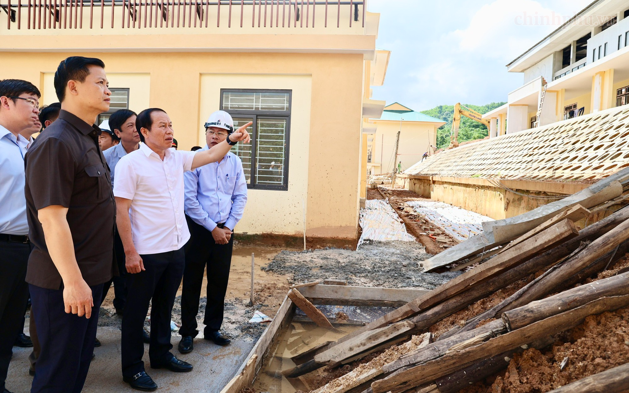 Phó Thủ tướng Lê Tiến Châu kiểm tra thực địa trường nội trú liên cấp tại tỉnh Quảng Trị