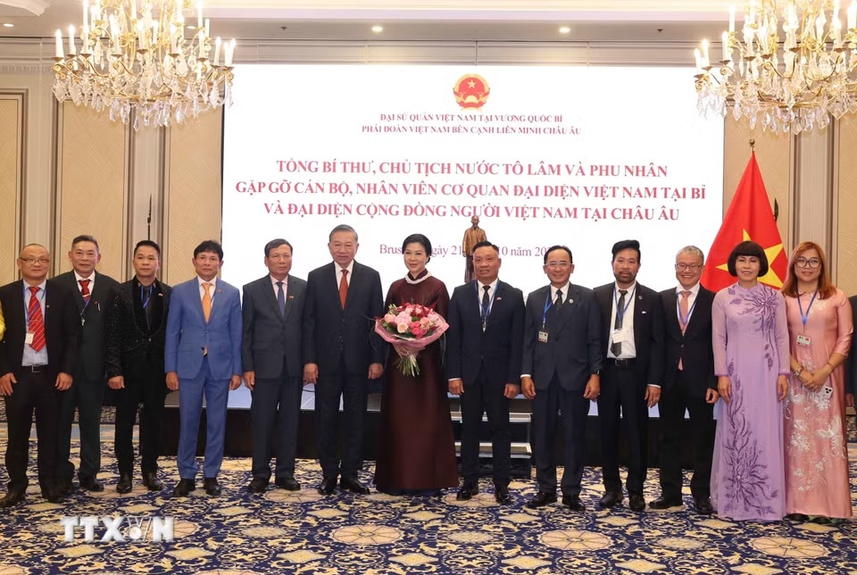 Tổng Bí thư, Chủ tịch nước Tô Lâm và Phu nhân Ngô Phương Ly chụp ảnh chung với đại diện cộng đồng người Việt Nam tại châu Âu - Ảnh: TTXVN