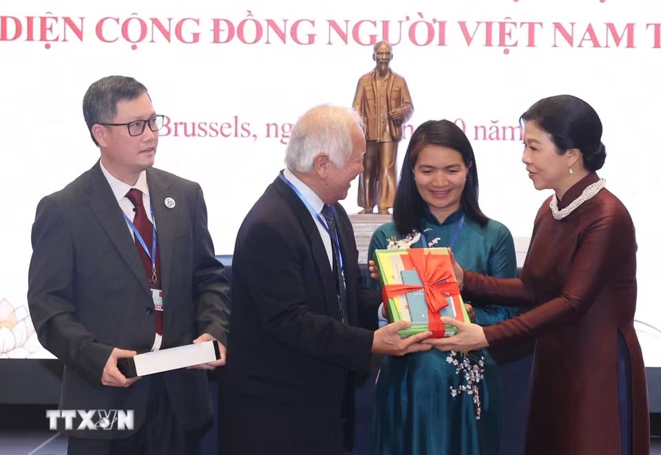Phu nhân Ngô Phương Ly tặng sách Tiếng Việt cho Hội người Việt Nam tại Bỉ - Ảnh: TTXVN