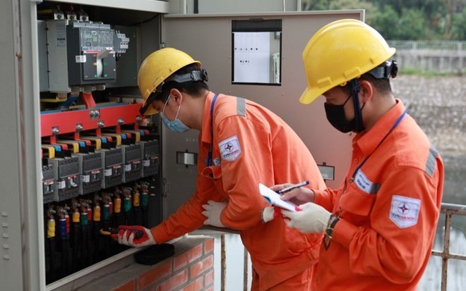 Khẩn trương xem xét phương án giảm thuế tiêu thụ đặc biệt với xăng về 0% và giảm giá điện