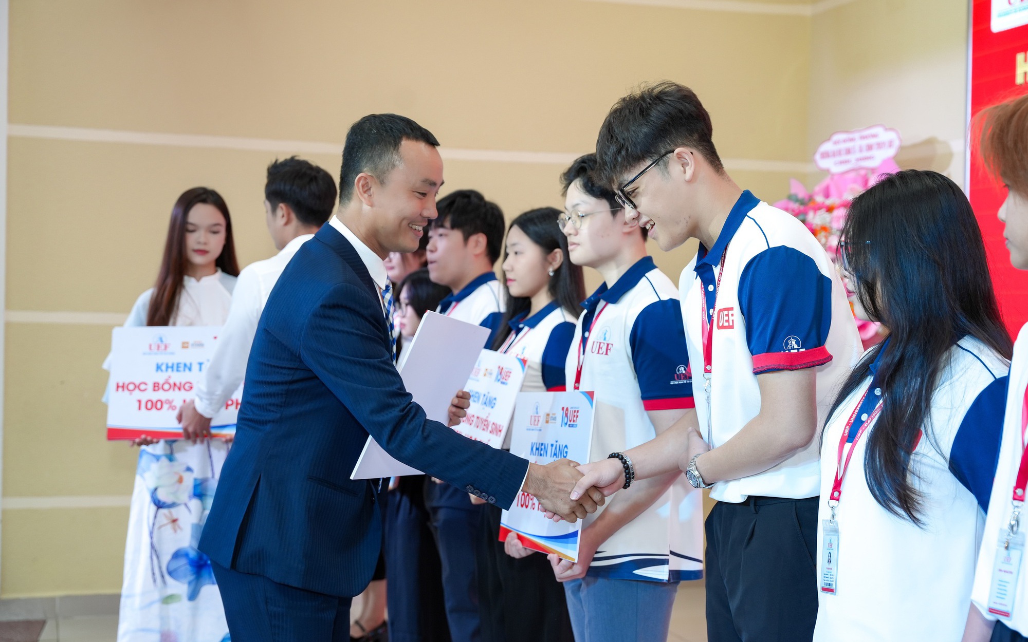 Học bổng doanh nghiệp nước ngoài tài trợ có phải xin phê duyệt?