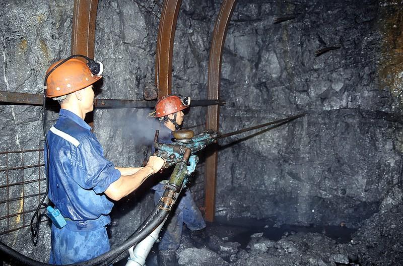 Hoàn thành vượt mức kế hoạch tháng 10, TKV tăng tốc 